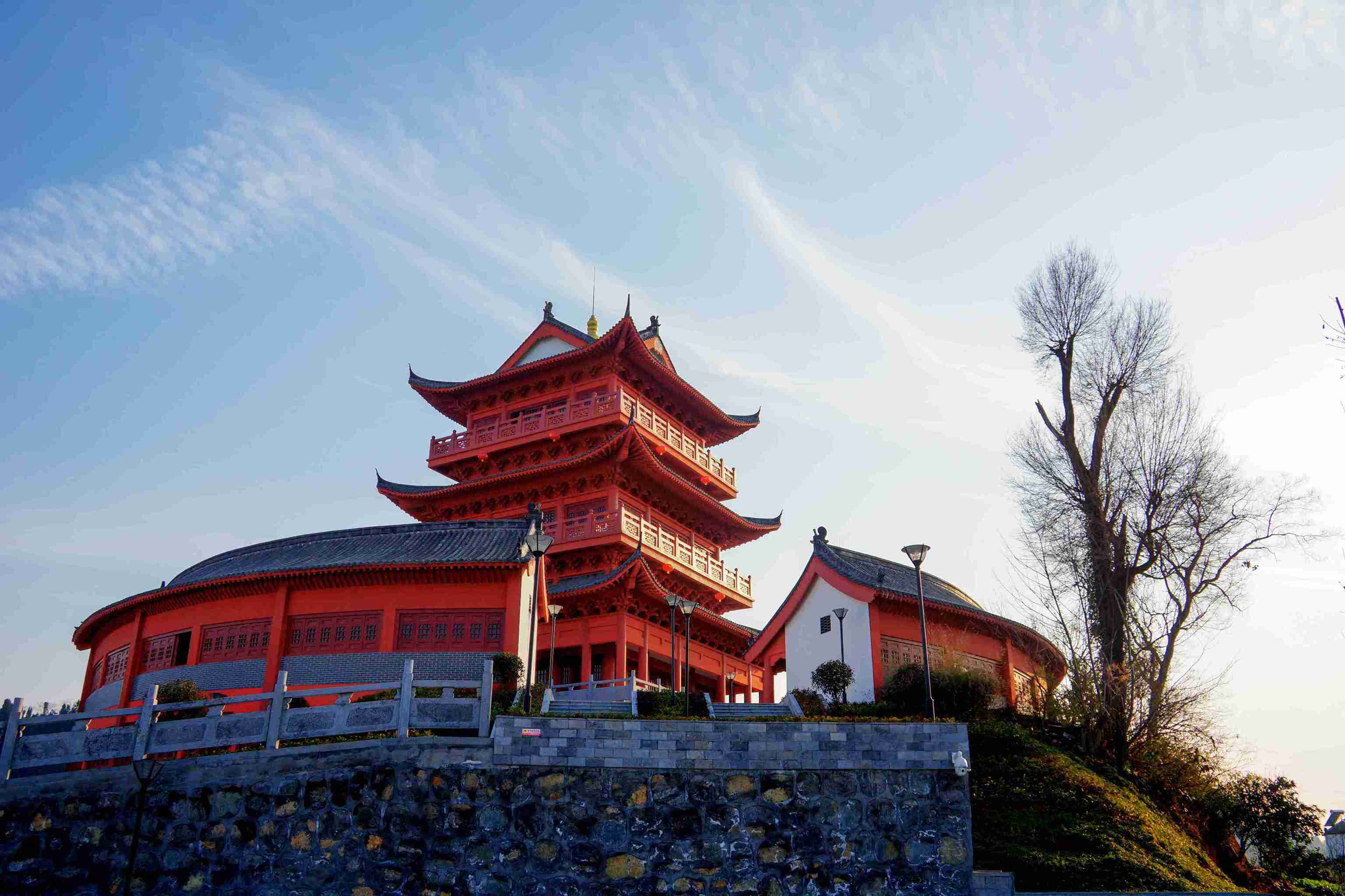 中國最美鄉村——官莊村位於宜昌市夷陵區東北邊陲,村域地形東北高