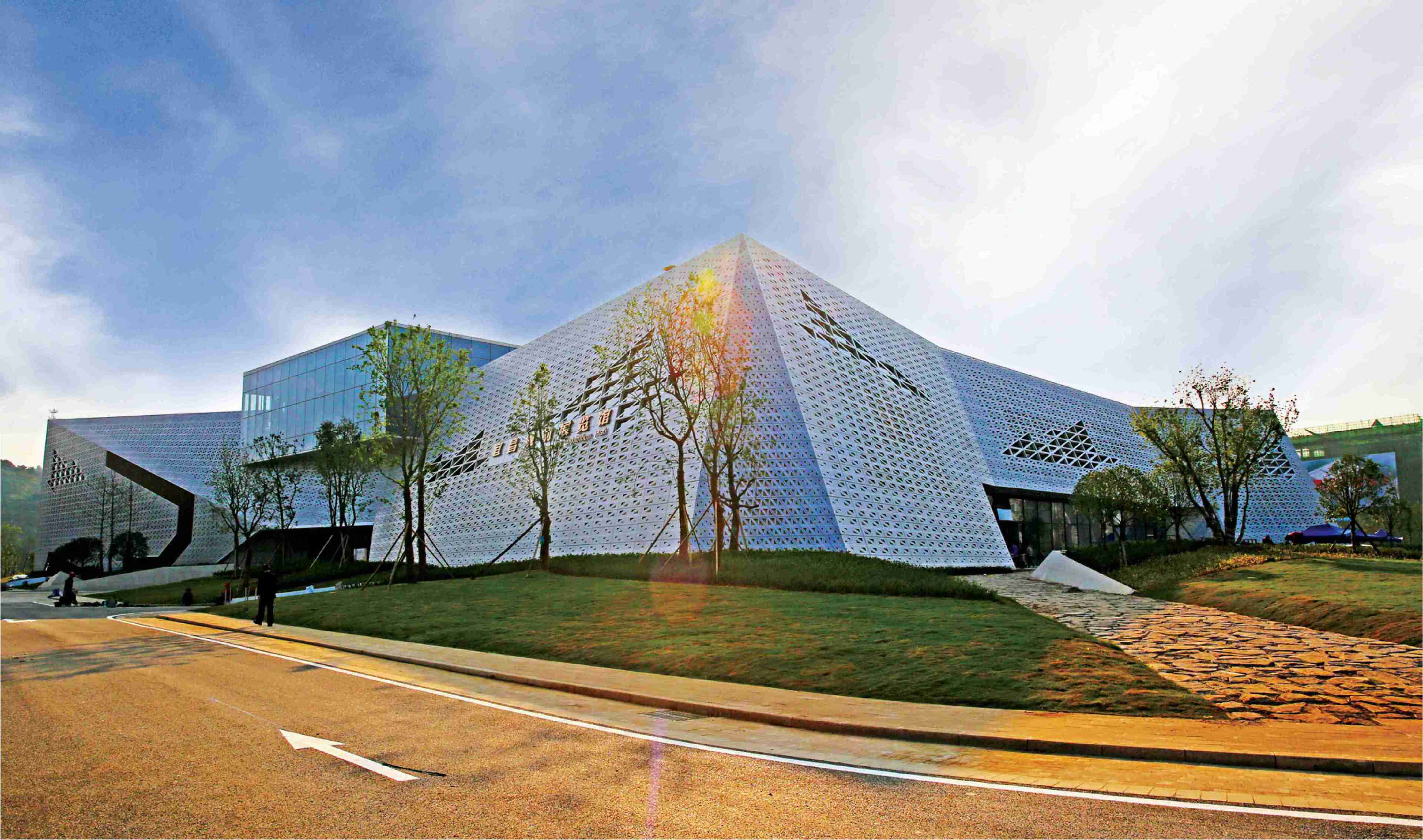 高标准建成了城市文化标志性建筑:宜昌图书馆,宜昌博物馆,宜昌城市